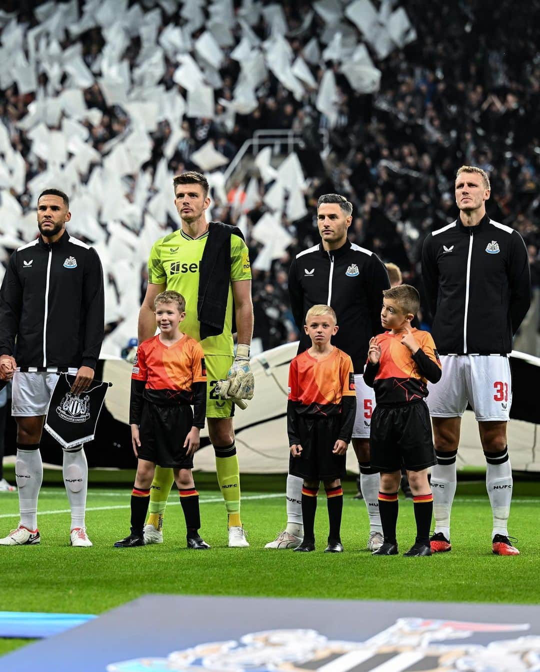 ファビアン・シェアさんのインスタグラム写真 - (ファビアン・シェアInstagram)「No words for that night!!🖤🤍 #nufc」10月5日 8時26分 - fabianschaer_official