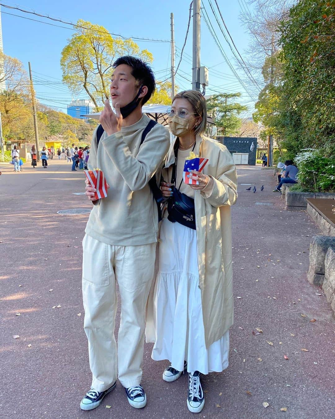 hidekaさんのインスタグラム写真 - (hidekaInstagram)「👨🏻👩🏾 髪の毛伸ばしたい🫣✨ でも自分的はミニボブが1番似合ってると思う😂  #肩パン夫婦」10月5日 8時26分 - hidekanagao_