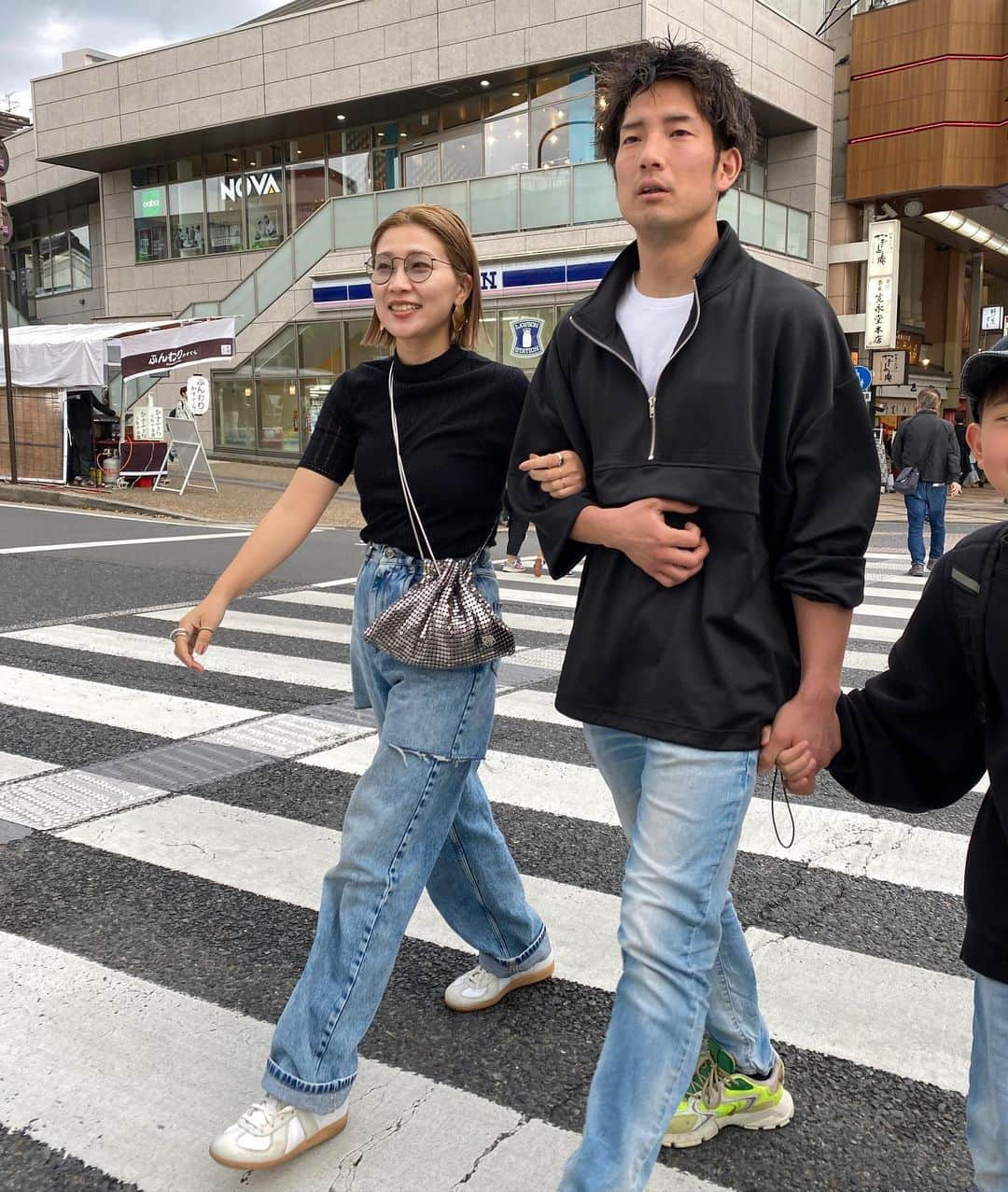 hidekaのインスタグラム：「👨🏻👩🏾 髪の毛伸ばしたい🫣✨ でも自分的はミニボブが1番似合ってると思う😂  #肩パン夫婦」