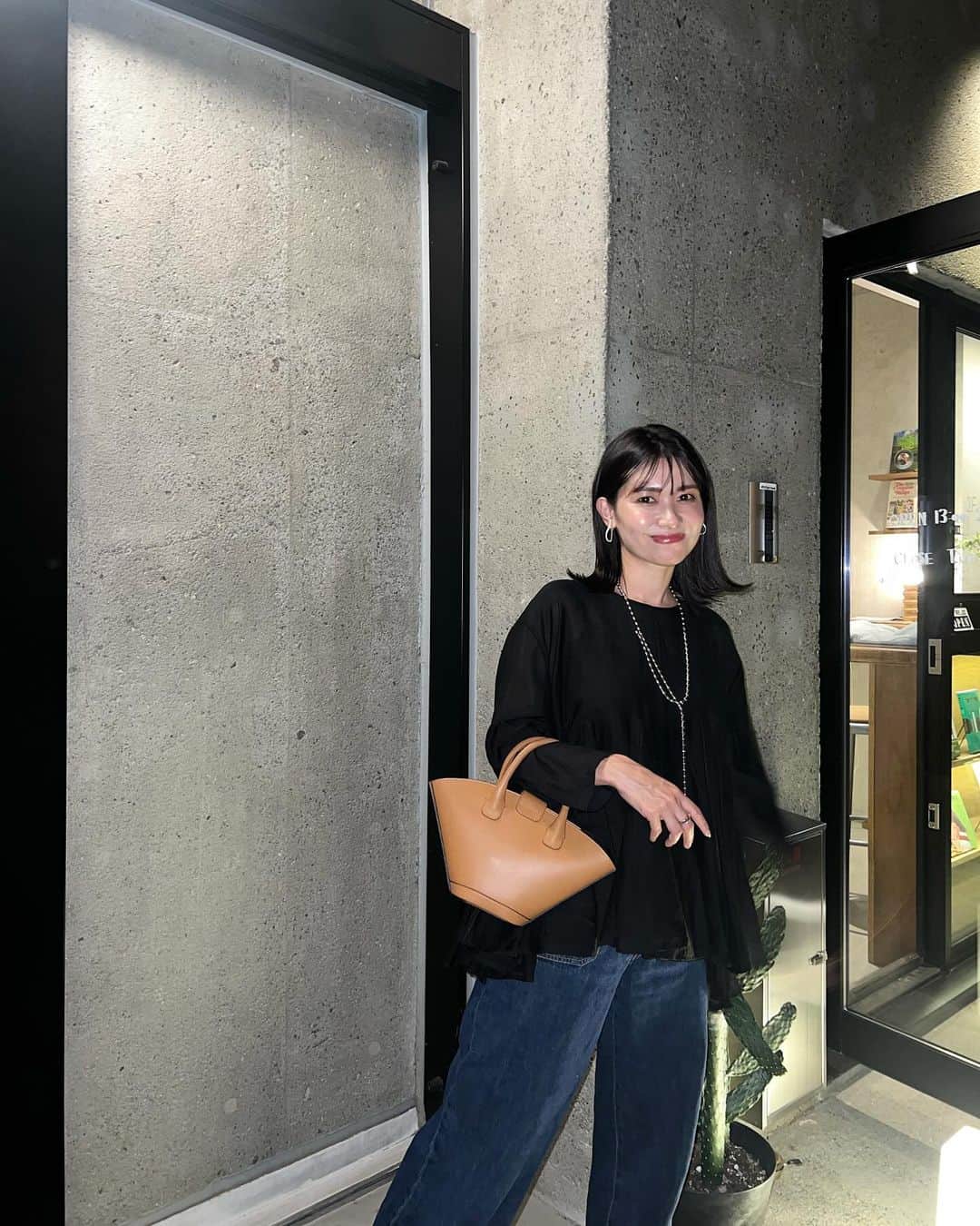 吉田奈央のインスタグラム：「実は私…  (って一度言いたかったやつ🥹笑)  髪を黒髪に切りっぱなしに ヘアチェンジしました。  理由は🇰🇷ドラマの役になりきりたくて🤣🤣  この日はお友達と久しぶりの夜ごはんへ🍽️ 素晴らしい華金でした♡  旦那とさっそくこの髪型でネタも 撮ったからまたみてねー！笑  #黒髪ボブ#切りっぱなしボブ#出しっぱなし#片付け早くしろ」