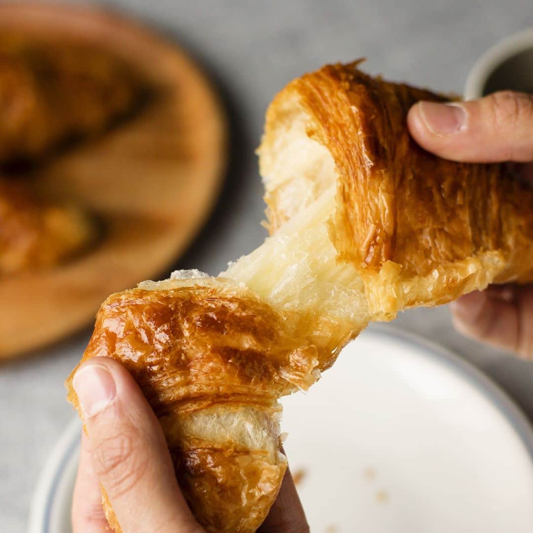 BALMUDA (バルミューダ) さんのインスタグラム写真 - (BALMUDA (バルミューダ) Instagram)「焼きたての味をご自宅で。BALMUDA The Toasterのリベイク . 買ってきたパンを温め直し、焼きたてのおいしさを再現するリベイク。 BALMUDA The Toasterのフランスパンモードとクロワッサンモードはリベイクにもおすすめです。焦げ目をつけずに、パンの中を温めるフランスパンモードは、バゲットなど表面が硬いパンやコッペパン、あんぱんまで、ふっくら・しっかり温めます。バターがふんだんに使われたクロワッサンやデニッシュは、クロワッサンモード。焦がすことなく、パリッとした食感に仕上げます。クロワッサンモードでリベイクした後には、庫内で2分ほど休ませると、よりサクサクした食感を楽しめます。 . バルミューダのトースターで、お気に入りのパンのリベイクをお楽しみください。 . . ＼トースターがもっと楽しくなる2つの購入特典／ 新しくなったBALMUDA The Toasterをご予約・購入いただいたお客さまに、野田琺瑯ホワイトバット（ロゴ入り）とオリジナルレシピブックをプレゼントいたします。 ※1台につき1点プレゼント。予定数に達し次第、終了いたします。 . . #BALMUDATheToaster #バルミューダザトースター #トースター #スチームトースター #BALMUDA #バルミューダ #バルミューダの新製品」10月5日 8時30分 - balmuda