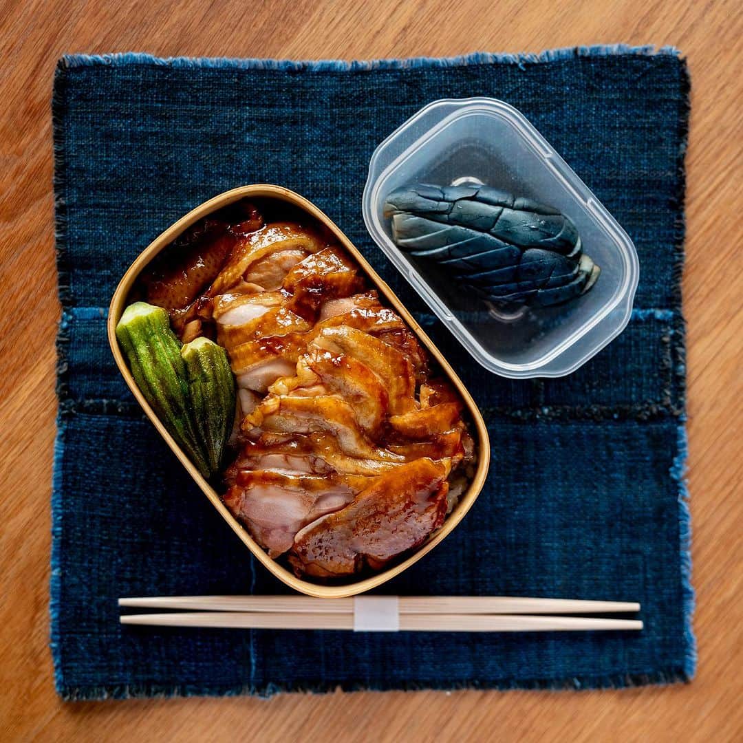 武井義明さんのインスタグラム写真 - (武井義明Instagram)「Today’s bento.  舞茸の炊き込みご飯に、鶏ももの照り焼き。低温調理済みなのでタレで絡めただけ。  #leica_photos #leicaphoto #leicaphotography #leicasl #leicasl601 #foodphotography #foodphotographyandstyling #bento #lunchbox」10月5日 8時31分 - bebechef