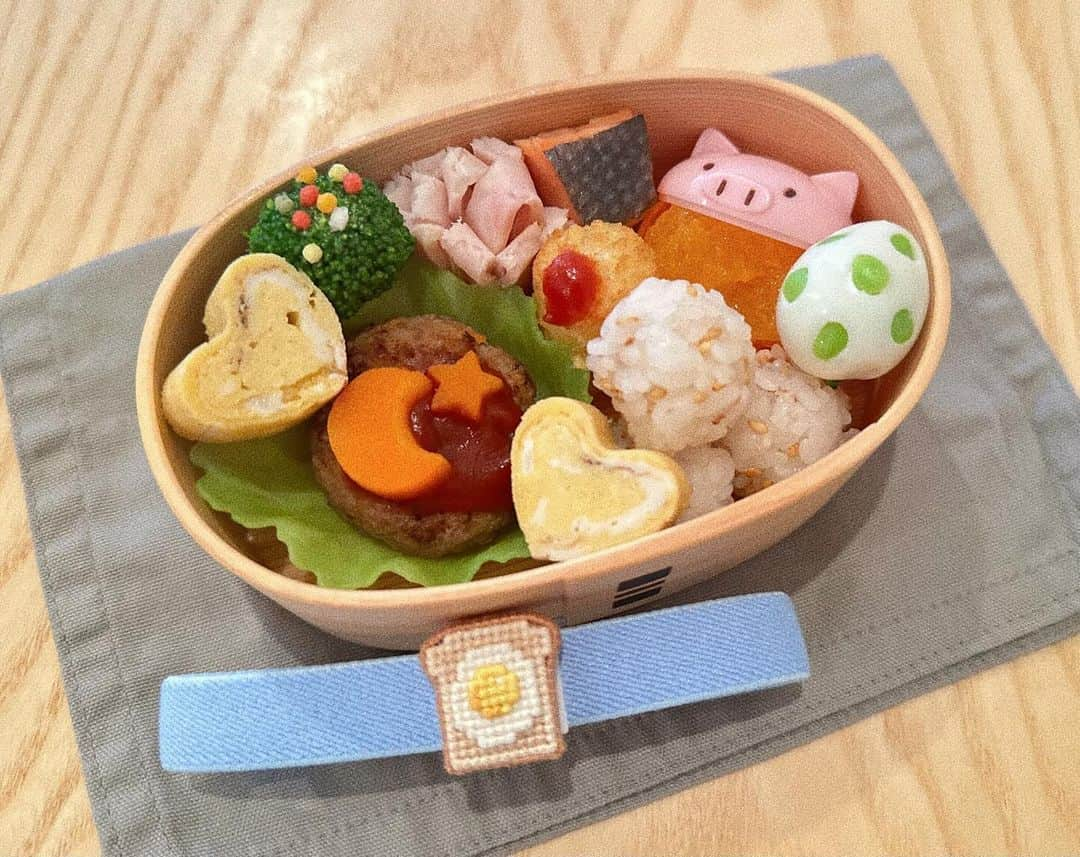 瀬戸サオリさんのインスタグラム写真 - (瀬戸サオリInstagram)「今日も元気に出発👦🏻🍙  毎日家事してお弁当作って 送迎してまたご飯して…🫠 お弁当ばかりの写真だけど🥴  一緒に過ごせる息子との時間を 大切に大切に…🫶🏽🫶🏽  今日もがんばろう🤍  #幼稚園お弁当 #わっぱ弁当 #有機野菜 #オーガニック #saori_cooking」10月5日 8時37分 - seto_saori