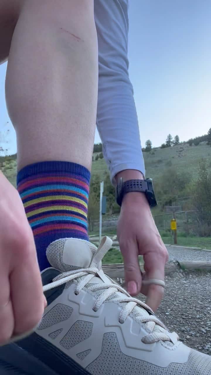 オボズのインスタグラム：「We’re shoe-tying on location 🎥   Lacing up footwear for the best fit differs from hiker-to-hiker. Lacing techniques can prevent heel slipping, increased ankle support, reduced pressure on certain spots of the foot, and keep blisters / hot spots at bay. Seen here is the heel lock lacing technique.   For more, visit the link in our bio!  #obozfootwear #truetothetrail #shoelacing #hikingfootwear #foothealth #heellocklacing #shoehacks #hikingtrails」