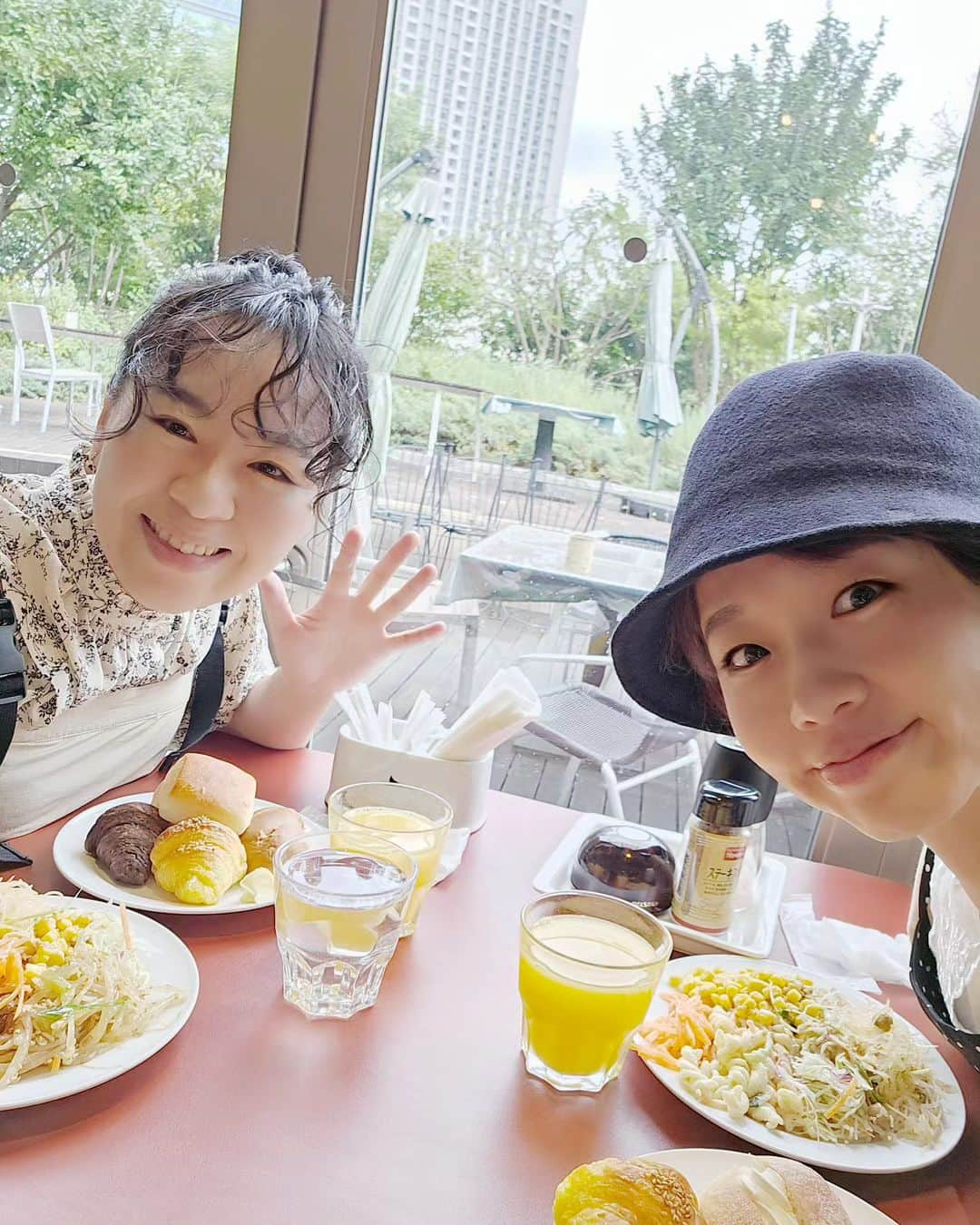 秋田くみ子のインスタグラム：「友見と💓ビュッフェランチ ・ 私達、パン多めです😊 ・ 「美味しい！！」って言いながら、いっぱい笑ったよ🙌🎶 ・ #吉本新喜劇#秋田久美子#吉岡友見#難波#なんば#ランチ#大阪ランチ#ビュッフェ」