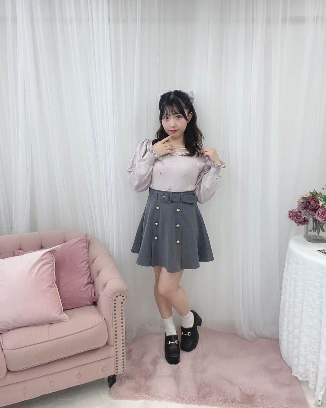 evelynさんのインスタグラム写真 - (evelynInstagram)「winter new arrival🧸❄︎ ㅤㅤㅤㅤㅤㅤㅤㅤㅤㅤㅤㅤㅤ #ビジューパールニット ¥6,400 【OW/PI/IGY】 【BK】← 横浜店 / 通販限定カラー♡ ㅤㅤㅤㅤㅤㅤㅤㅤㅤㅤㅤㅤㅤ #evelyn #エブリン #ガーリーコーデ #甘めスタイル #甘めコーデ #清楚コーデ #可愛い  #girly #feminine #パステル #girl #evelynコーデ #フェミニンコーデ」10月5日 8時48分 - evelyn.official