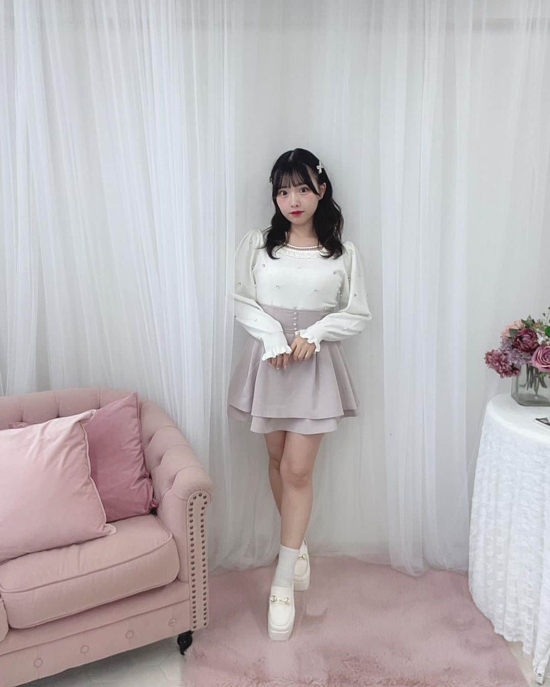 evelynさんのインスタグラム写真 - (evelynInstagram)「winter new arrival🧸❄︎ ㅤㅤㅤㅤㅤㅤㅤㅤㅤㅤㅤㅤㅤ #ビジューパールニット ¥6,400 【OW/PI/IGY】 【BK】← 横浜店 / 通販限定カラー♡ ㅤㅤㅤㅤㅤㅤㅤㅤㅤㅤㅤㅤㅤ #evelyn #エブリン #ガーリーコーデ #甘めスタイル #甘めコーデ #清楚コーデ #可愛い  #girly #feminine #パステル #girl #evelynコーデ #フェミニンコーデ」10月5日 8時48分 - evelyn.official