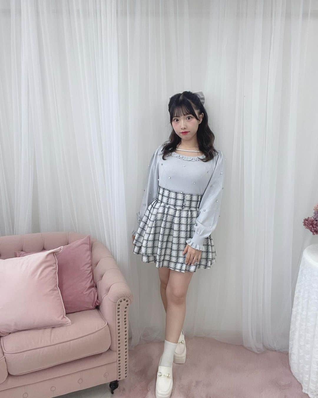 evelynさんのインスタグラム写真 - (evelynInstagram)「winter new arrival🧸❄︎ ㅤㅤㅤㅤㅤㅤㅤㅤㅤㅤㅤㅤㅤ #ビジューパールニット ¥6,400 【OW/PI/IGY】 【BK】← 横浜店 / 通販限定カラー♡ ㅤㅤㅤㅤㅤㅤㅤㅤㅤㅤㅤㅤㅤ #evelyn #エブリン #ガーリーコーデ #甘めスタイル #甘めコーデ #清楚コーデ #可愛い  #girly #feminine #パステル #girl #evelynコーデ #フェミニンコーデ」10月5日 8時48分 - evelyn.official