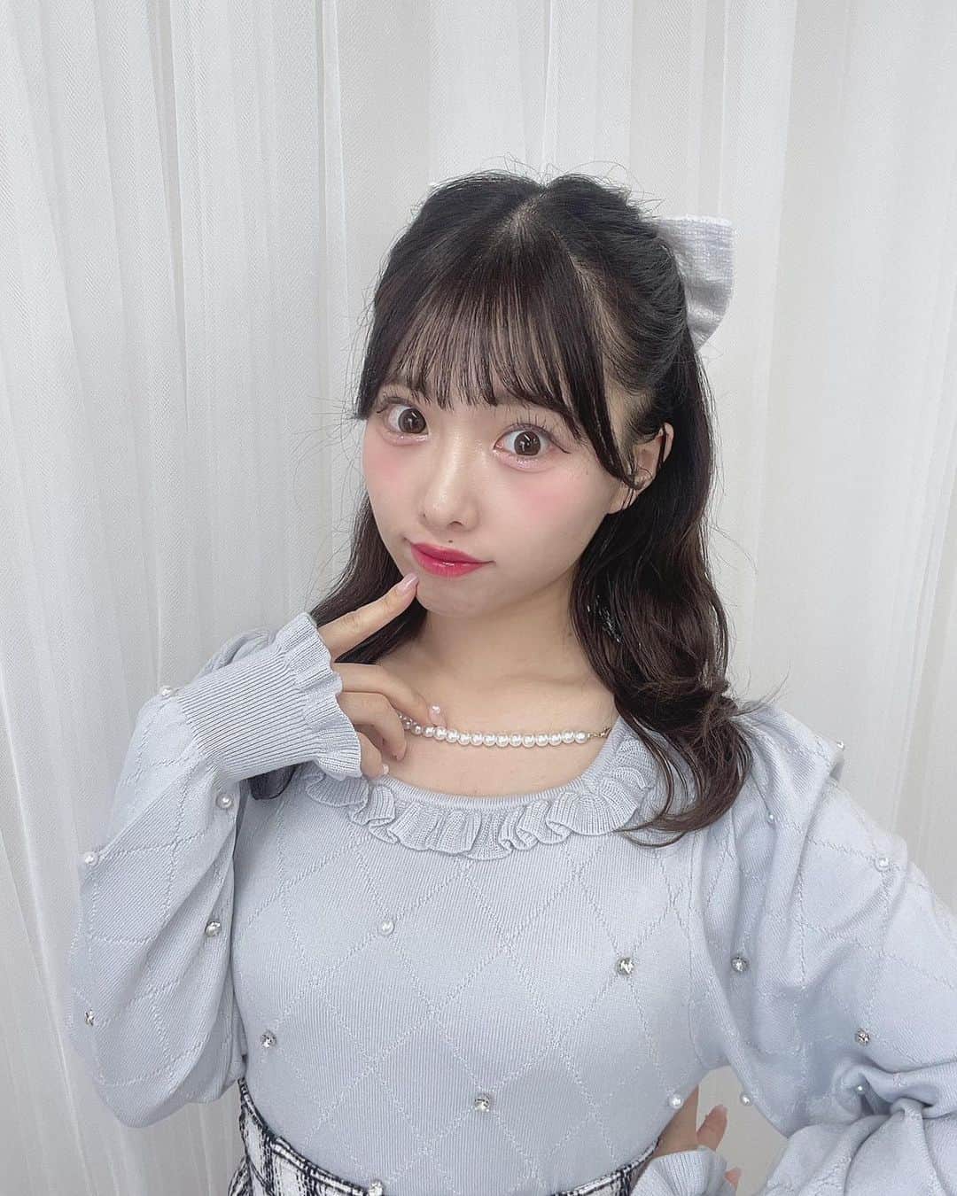 evelynさんのインスタグラム写真 - (evelynInstagram)「winter new arrival🧸❄︎ ㅤㅤㅤㅤㅤㅤㅤㅤㅤㅤㅤㅤㅤ #ビジューパールニット ¥6,400 【OW/PI/IGY】 【BK】← 横浜店 / 通販限定カラー♡ ㅤㅤㅤㅤㅤㅤㅤㅤㅤㅤㅤㅤㅤ #evelyn #エブリン #ガーリーコーデ #甘めスタイル #甘めコーデ #清楚コーデ #可愛い  #girly #feminine #パステル #girl #evelynコーデ #フェミニンコーデ」10月5日 8時48分 - evelyn.official