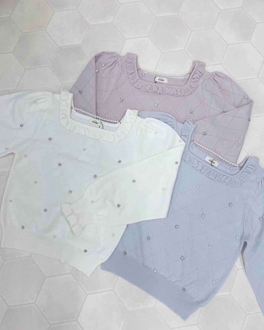 evelynのインスタグラム：「winter new arrival🧸❄︎ ㅤㅤㅤㅤㅤㅤㅤㅤㅤㅤㅤㅤㅤ #ビジューパールニット ¥6,400 【OW/PI/IGY】 【BK】← 横浜店 / 通販限定カラー♡ ㅤㅤㅤㅤㅤㅤㅤㅤㅤㅤㅤㅤㅤ #evelyn #エブリン #ガーリーコーデ #甘めスタイル #甘めコーデ #清楚コーデ #可愛い  #girly #feminine #パステル #girl #evelynコーデ #フェミニンコーデ」