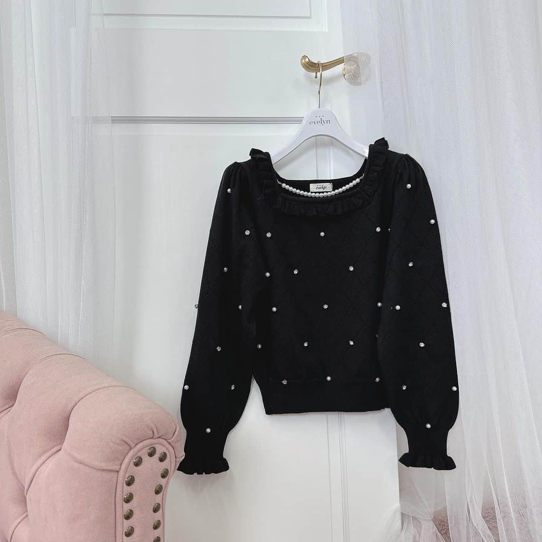 evelynのインスタグラム：「winter new arrival🧸❄︎ ㅤㅤㅤㅤㅤㅤㅤㅤㅤㅤㅤㅤㅤ #ビジューパールニット ¥6,400 【OW/PI/IGY】 【BK】← 横浜店 / 通販限定カラー♡ ㅤㅤㅤㅤㅤㅤㅤㅤㅤㅤㅤㅤㅤ #evelyn #エブリン #ガーリーコーデ #甘めスタイル #甘めコーデ #清楚コーデ #可愛い  #girly #feminine #パステル #girl #evelynコーデ #フェミニンコーデ」