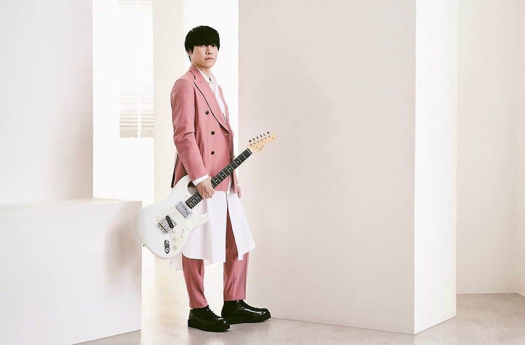 中野敬久のインスタグラム：「10月25日に発売される#山内総一郎 新シグネチャーギターのメインヴィジュアル撮影してます！久しぶりの総くんとイメージ共有しながら打合せして撮影するのは楽しくて。 #fender #music #guitar #photography #hirohisanakano」