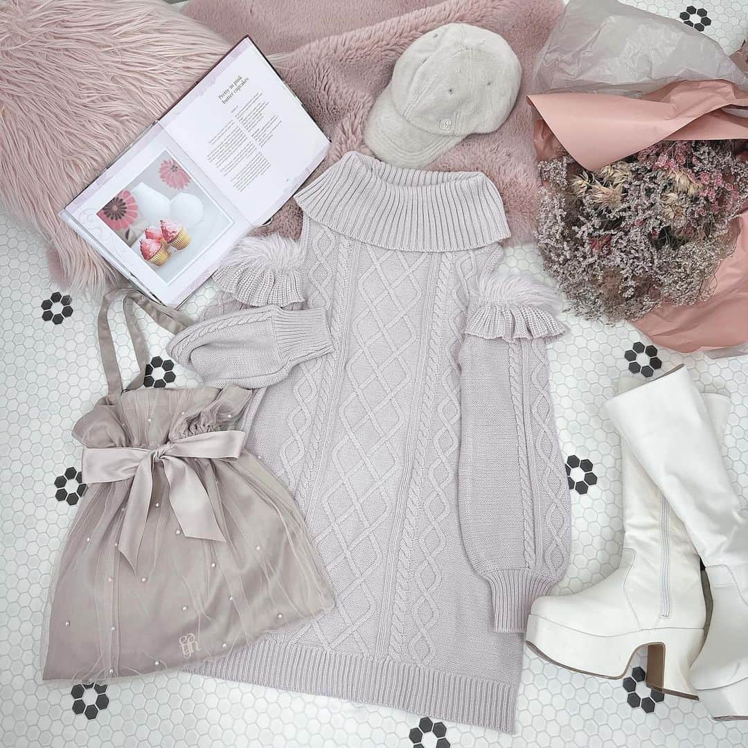 のインスタグラム：「Limited item♡ ㅤㅤㅤㅤㅤㅤㅤㅤㅤㅤㅤㅤㅤ \ 原宿店限定ワンピース / #ニットOP ¥8,500 【OW/PI】 ㅤㅤㅤㅤㅤㅤㅤㅤㅤㅤㅤㅤㅤ #evelyn #エブリン #ガーリーコーデ #甘めスタイル #甘めコーデ #清楚コーデ #可愛い  #girly #feminine #パステル #girl #evelynコーデ #フェミニンコーデ」
