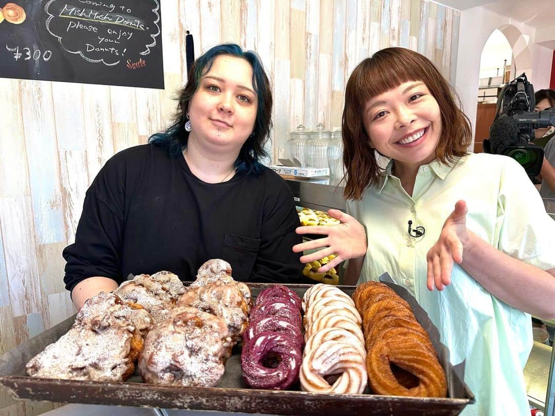 高坂友衣のインスタグラム：「. ハレのちあした 今週のハレのちおやつは 青森市のMishMash donuts( @mish.mash_donuts )から。  色んなドーナツが MishMashごちゃまぜ！ な、見るだけでも楽しいドーナツ屋さん。 そしてとっても美味しい🤤🤤 ふんわふわドーナツに とんろとろクリーム。 ざくざく食感のものも！ たまらん😍  開店前から行列で、 一時間後には完売なんてのも納得です。 個数制限もあるようなので、 公式Instagramを見てね✨」