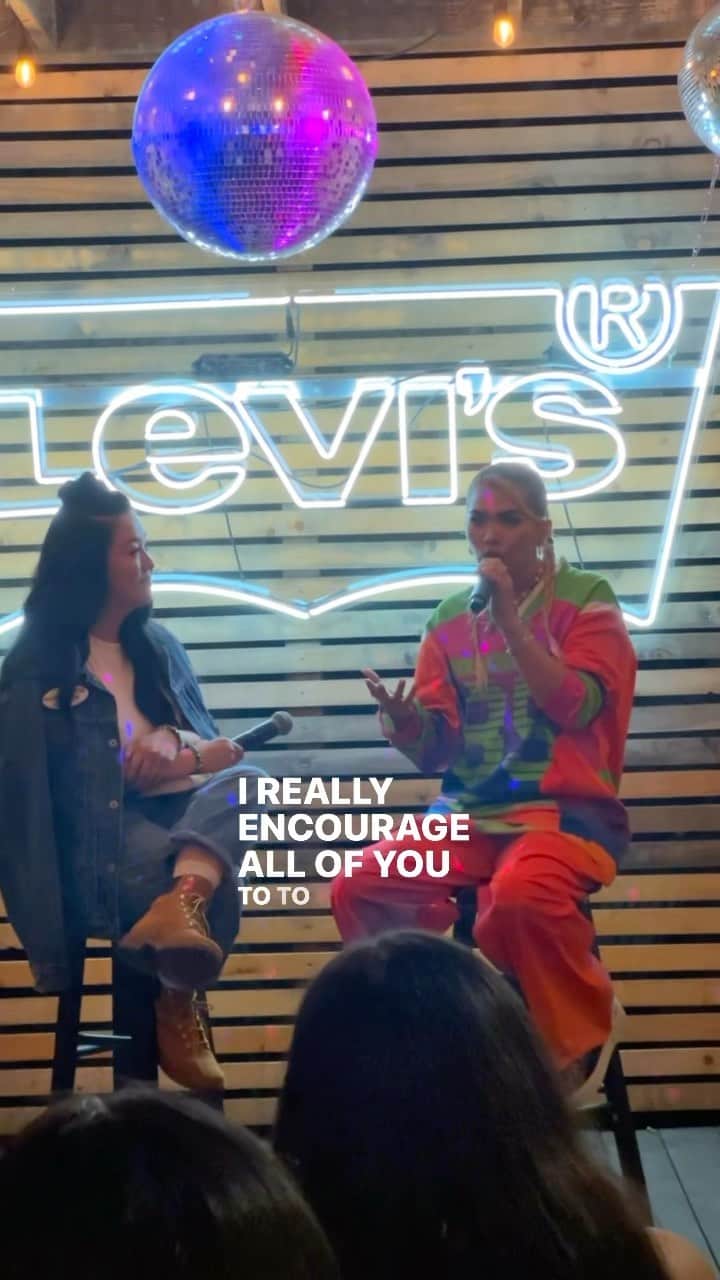 ヘイリー・キヨコのインスタグラム：「“I encourage all of you to chase those dreams and not fit in the box.” 🌈 These empowering words from @hayleykiyoko resonated deeply during her intimate panel at our recent “Girls Like Girls” event with Levi’s. Thank you, Hayley, for consistently being an authentic inspiration to all of us here at AAGC. You’ll always have #TeamAAGC supporting you! 💫   #AAGC #AsianAmericanGirlClub #HayleyKiyoko #Inspirational #Reels #EventRecap」