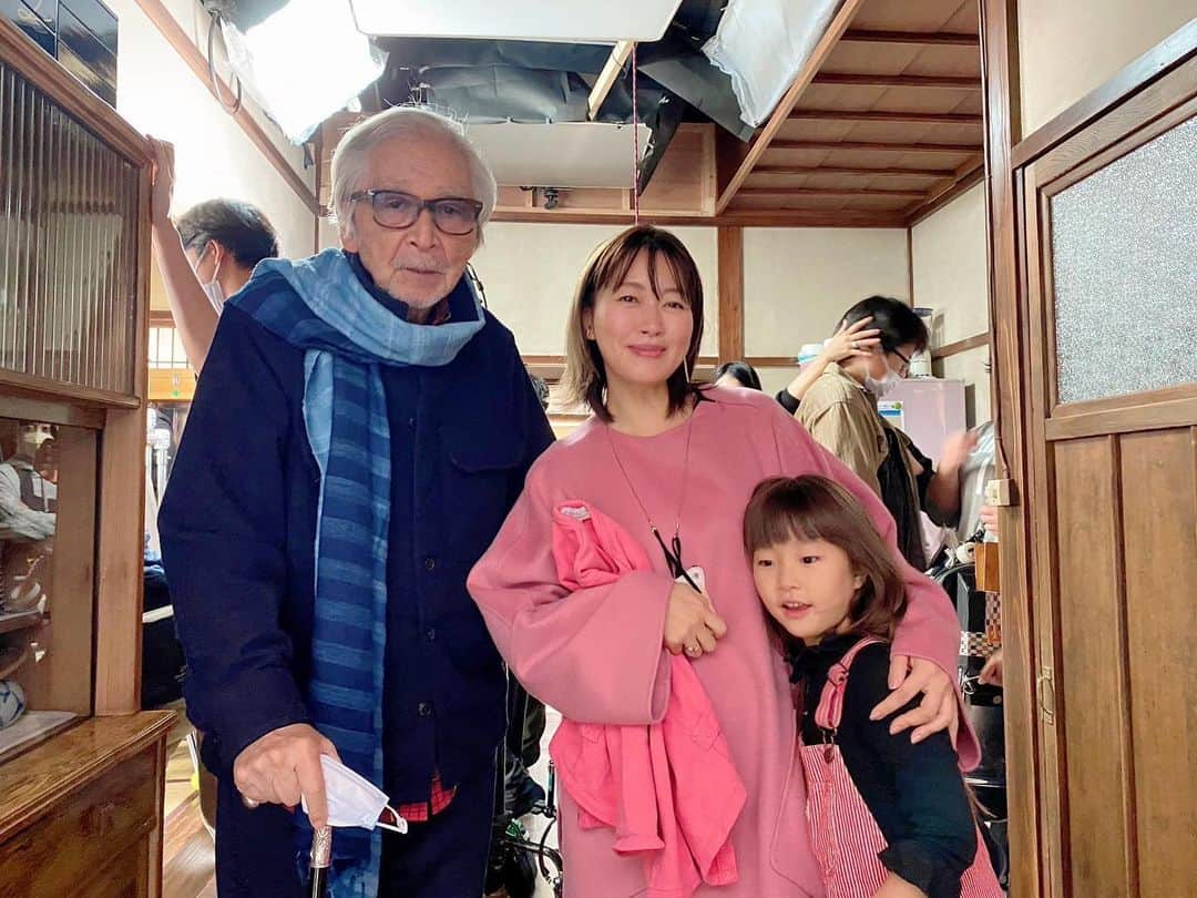 坂本美雨さんのインスタグラム写真 - (坂本美雨Instagram)「山田洋次監督の最新作『こんにちは、母さん』を二度観ました。一度は試写で、一度は公開されてからなまこと。  現代の家族の物語。みんな人間くさくて、全員が赦されるような映画でした。不完全さや不器用な優しさや後悔や…ぜんぶをどこかで誰かが“ちゃんと生きてるの、わかってるよ”って見守っててくれるような。  吉永小百合さんは言わずもがな、大泉洋さん、寺尾聰さん、永野芽郁さん、田中泯さん、宮藤官九郎さん、YOUさん、枝元萌さん…全員、抱きしめたくなる瞬間がありました。  91歳、90本目を撮られた山田洋次監督。 クランクアップの近づいた昨年の秋、撮影現場を訪ねさせていただき、貴重な体験をしました。セットの足袋屋さんやご近所のお店も実際に住めそうなくらい精巧に作られていて、感激…。見えないところまで職人さんたちの魂の宿る現場でした。  劇場では年配の方々も多く足を運ばれていて、なまこの隣にいたおじいさまも目頭を押さえていたのが印象的で、ついもらい泣きも。 あらゆる世代に見てほしい…！  日本に山田洋次監督がいてくれて、たくさんたくさん作品を残してくださっていて、ほんっとうによかった…！  @konnichihakasan  #こんにちは母さん https://movies.shochiku.co.jp/konnichiha-kasan/ . #山田洋次 昨年の #今日のなまこちゃん」10月5日 9時01分 - miu_sakamoto