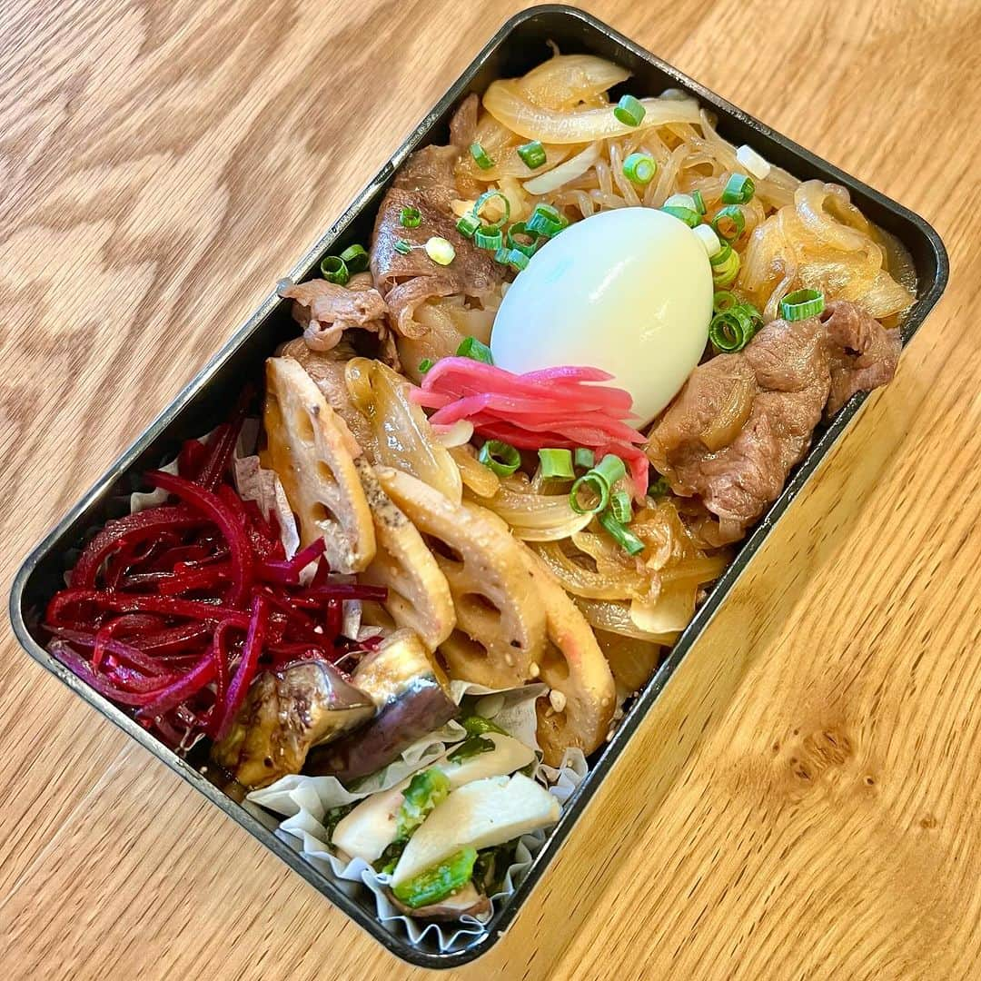 おちあやこのインスタグラム：「今日の夫弁当。  昨日はすき焼きだったので、 残った牛肉、しらたき、割下に玉ねぎを加えて 牛丼。  あとは作り置き。  昨日の娘の誕生日。 プレゼントとご飯のことしか頭になくて、 ケーキをすっかり忘れてた💦  なので、今年はホールケーキではなく 太陽の塔のスワンケーキにローソクを立てて。  11歳。 優しくて、努力家。本が大好きな娘。 楽しくて実りある1年でありますように。  #今日の夫弁当 #今日のお弁当 #お弁当 #弁当記録#あと22日#11歳誕生日#誕生日ケーキ」