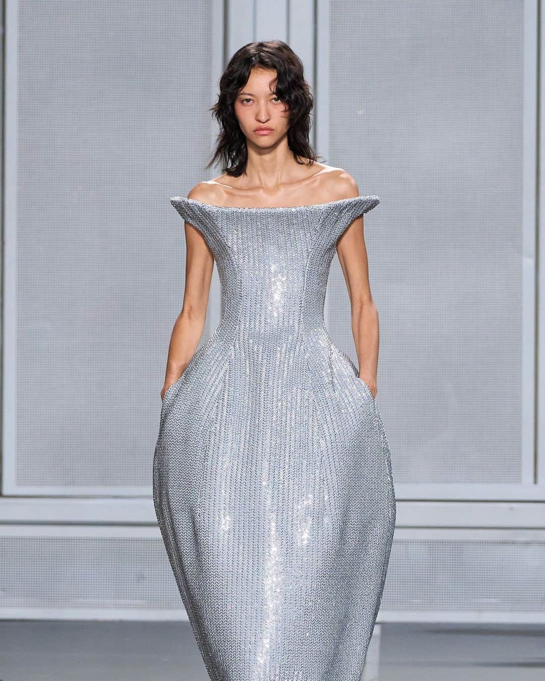 Fashion Weekのインスタグラム：「#Coperni was influenced by sight and sound. Jackets carried presumably functional speakers. There was some cheek as well, the form of futuristic, silver-lined cut-outs on tanks and sweatshirts. Jackets seemed cut in a new, louche style, with lapels that started further down the collar. The collection was youthful and fascinating.  Second photo courtesy of @laralujan」