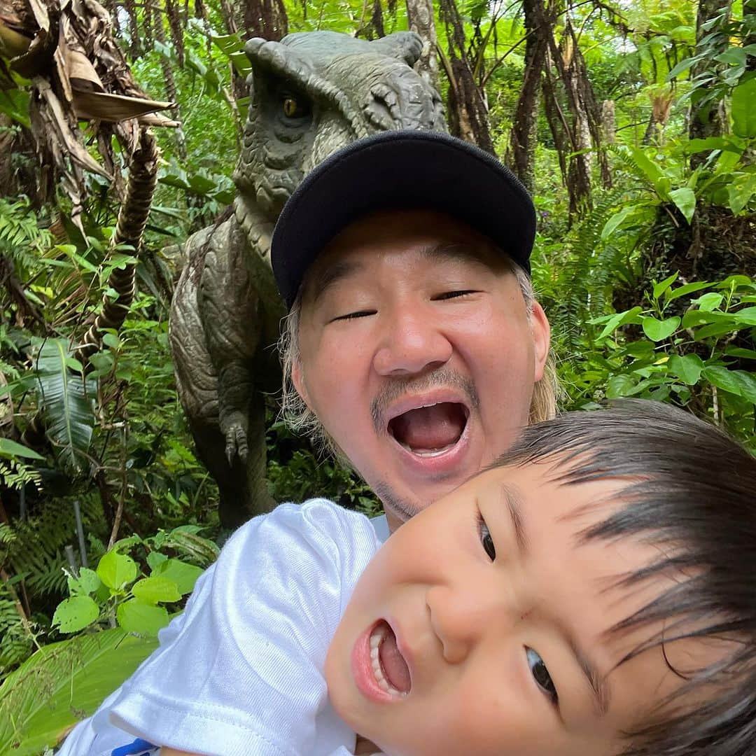 植田朝日のインスタグラム：「🦕🦖  沖縄DAY2  アランとジャングルに行ったら、ティラノサウルスに追いかけられたぞ⁉️  良い経験でした！w  明日はどこに行こう‼️  #沖縄旅 #myboy #2yearsold #2歳児 #ヤンチャ坊主 #ハレクラニ沖縄 #恐竜好き #ダイナソー」