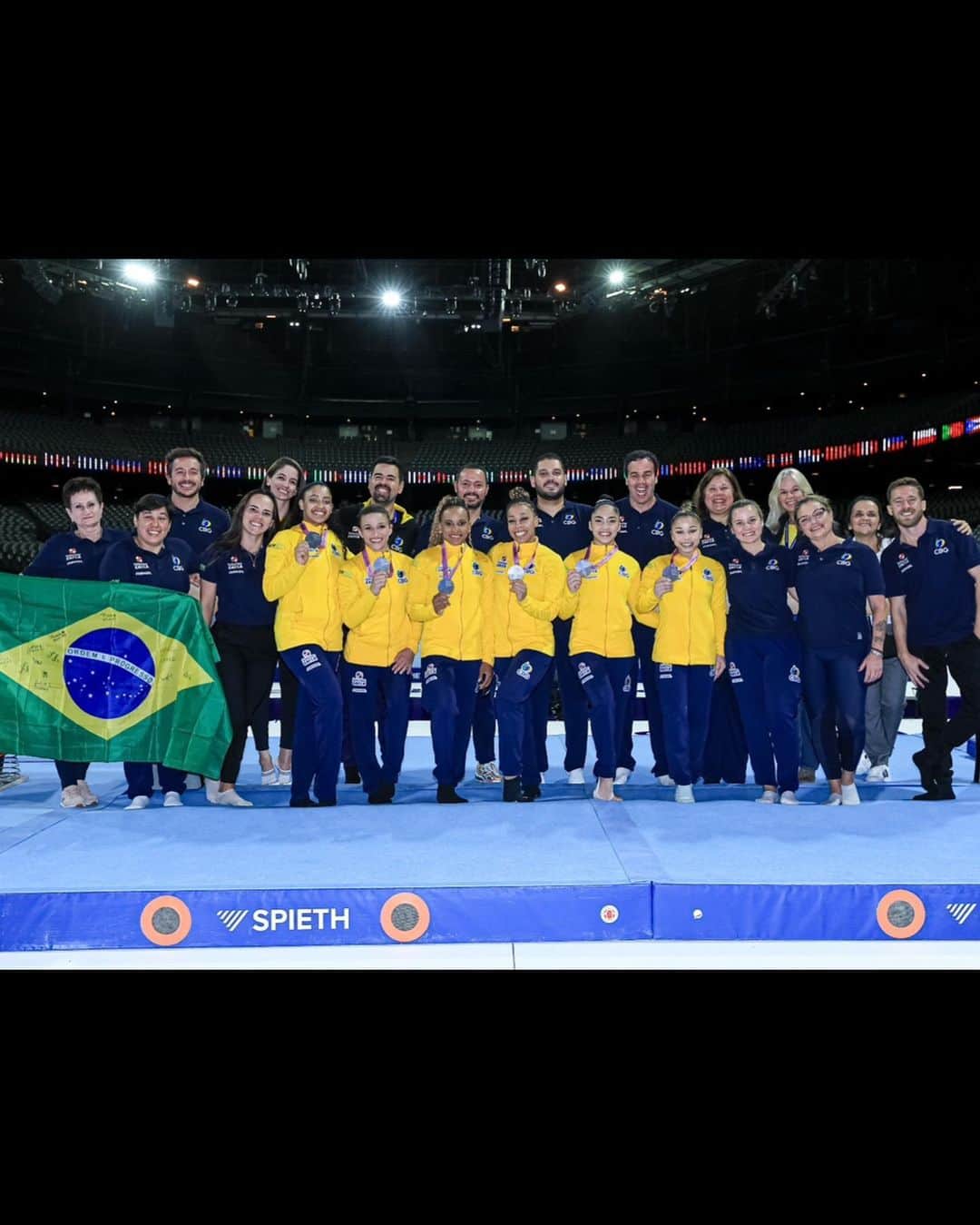 ジャジ・バルボサさんのインスタグラム写真 - (ジャジ・バルボサInstagram)「Tudo pode ser, se quiser será! 😍🥈💙  Orgulho e resiliência definem essa equipe   Isso aqui é Brasil 🇧🇷  • • • @cbginastica  @team_amma」10月5日 9時08分 - jade_barbosa