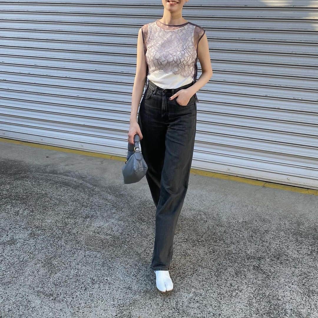 mar.ayaのインスタグラム：「もう秋来たけどまだノースリあげさせてください… かろうじてブーツ履いてる👢 Ritoのレースのジレは格上げしてくれて大好き💜 今週末いよいよ引越し。 引越しに手続き諸々にてんやわんや😮‍💨 段取り面倒くさ過ぎて、もっとちゃんとシミュレーションしておくべきだった… 有給一日で足りれば良いが… でも新しい場所での新生活楽しみ🪴」
