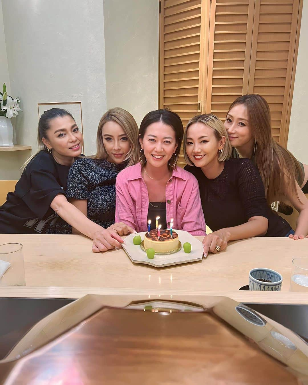 亜弥のインスタグラム：「🌹 Yuuuちゃんお誕生日おめでとう💖🎂🥂🍾 何年経っても変わらない面子で変わらない飲み方🤣 (すき💓)  #HappyBirthday #大人になったのはお店だけ #天ぷら美味しかった #飲み方は変わらず #あほです #最高でした」