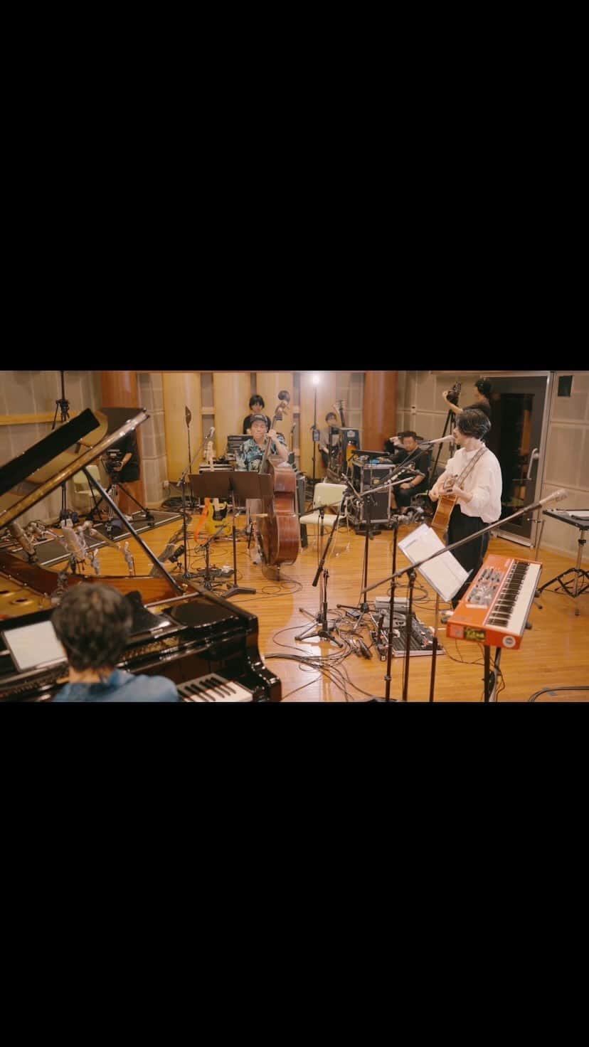 大橋トリオのインスタグラム：「. 🕊お知らせ  New EP「#カラタチの夢」 2023.11.8 Release  初回生産限定・映像付き商品収録 音楽スタジオ「ONKIO HAUS」 ライブ映像より「#はだかの王様」公開です。  full ver.はYouTubeでご覧ください。  Vocal/Guitar/Keyboard/Melodion: ohashiTrio Piano/Keyboard/Chorus: Takumadrops Bass/Chorus: Makoto Togashi Drums: Naoki Takahashi  #大橋トリオ」