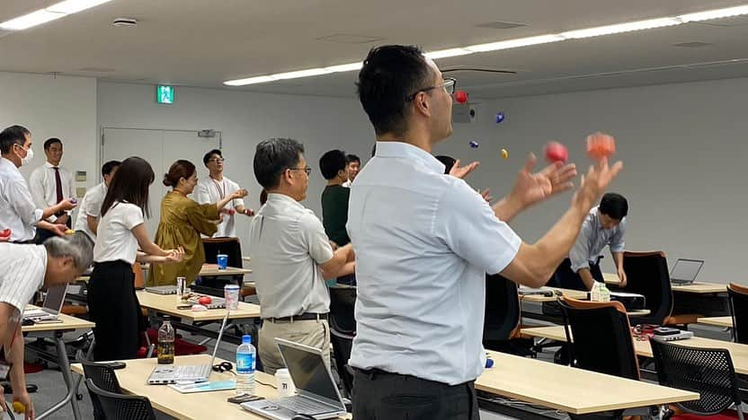 桑水流 裕策さんのインスタグラム写真 - (桑水流 裕策Instagram)「カゴメ株式会社 九州支社さんにて、私の事業の一つであるオフィササイズ（オフィスで運動）を実施させて頂きました！  社員の皆様の笑顔をたくさん見ることが出来ました✨  ________________  オフィササイズは、 健康経営を目的とし、社員の健康促進はもちろん、社内コミュニケーションを円滑にし、チームワークを育みます。 ご興味のある方はDMにてご連絡ください。  #健康経営  #社内コミュニケーション  #チームワーク  #チームビルディング   #オフィササイズ  #スポーツテイスティング」10月5日 9時16分 - y_kuwazuru