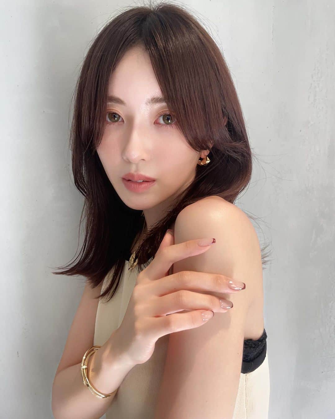 舟山久美子（くみっきー）さんのインスタグラム写真 - (舟山久美子（くみっきー）Instagram)「New✂️2way前髪にしたよ✨ 何枚目？☺️  #ヘアスタイル　#カラー　#メイク　#アクセサリー #ナチュラルカラー　#秋カラー #大人ヘアスタイル　#ナチュラルメイク #美容day #女子力向上 #大人ピアス　#揺れるイヤリング」10月5日 9時19分 - kumikofunayama