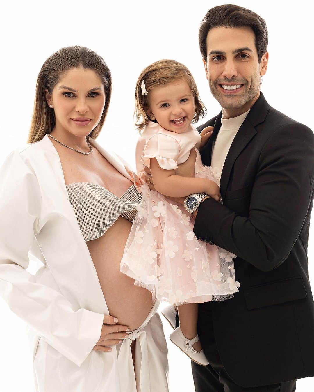 バーバラ・エバンスのインスタグラム：「E para terminar esse ensaio maravilhoso, a família completa.  Aylinha sempre cuidado dos irmãozinhos! Essa foto é a realização do meu maior sonho: A minha Família 🩵 Eu não poderia estar mais feliz.  Eu sei que essa frase é clichê, mas é tão verdadeira… “Nunca desista dos seus sonhos.”   Gostaria de agradecer imensamente minha equipe, que fez tudo com tanto amor.  Muito obrigada  Fotografa: @maririghez  Stylist: @menezesrafael  Beauty: @rodrigoramas」
