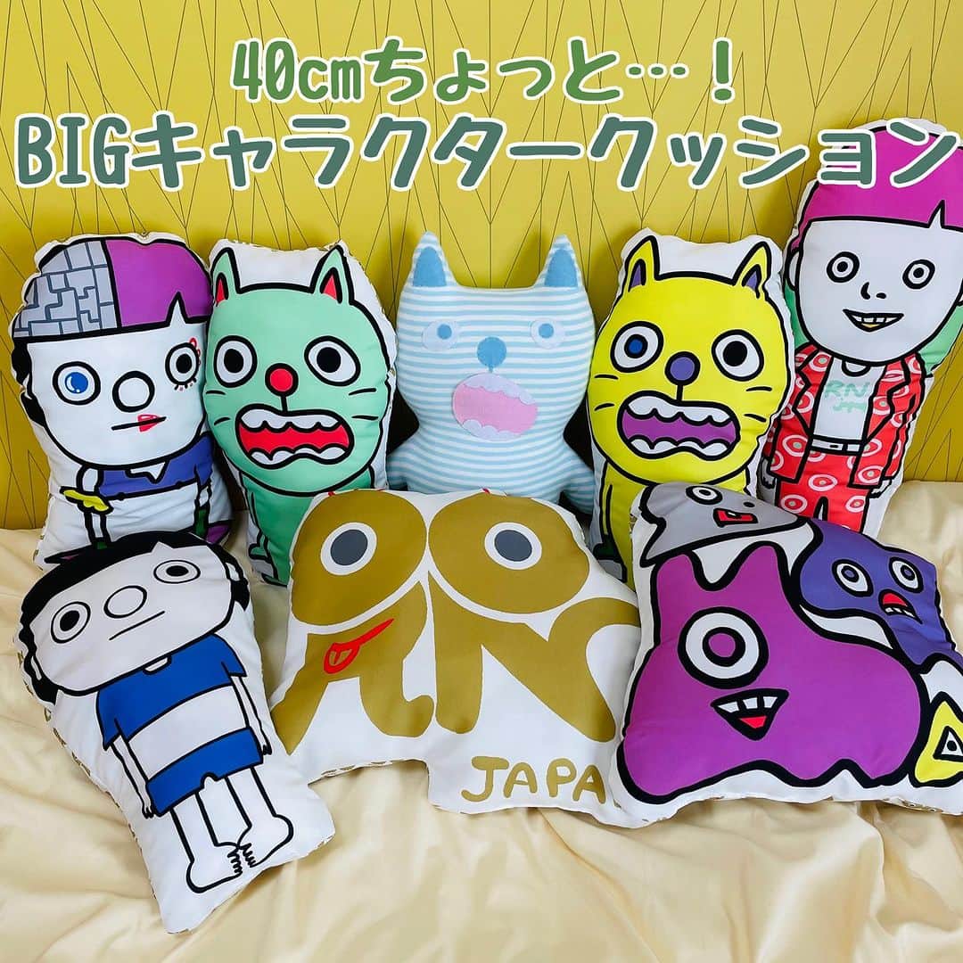 中村涼子のインスタグラム：「本日３日目を迎えます ALL ME！です。  今回こちらのBIGキャラクタークッションを全キャラクターで作りました🐕  あのですね… 私は今回…これをどうしても作りたかったのですが、 これは何かというと…  生まれたときの赤ちゃんの大体の大きさ…！  ボーンドール  というのでしょうか？  私もア太郎くんが生まれる時に、 大体の大きさのクッションを作りまして、 常に、ア太郎くんと並べて写真を撮っておりました😁 どんどん成長していく姿がわかって、可愛くてねえ…  赤ちゃんは平均50cmくらいで生まれてくるので、  たくさんの大きな生地を作成！ いざ綿を詰めて作ってみたら、  チク美ちゃん、40cmちょっとしかない…！  😂😂😂  私のクッションや、ゴリラさんのクッションもあるのですが、 それらのみ50cm 😂😂😂😂  ですので、 大体の大きさ、ということで…  今回のチク美ちゃんフィギュアが 40cmの大きさとなっているので、 それ記念でも🤣  キッズスペースや、展示のところにも載っているので、是非遊んでいただいて  販売もしております☺️ 2500円という格安で格安？格安で😆✨  大きく現れたキャラクターたちと遊んでくださいませ☺️✨✨  #中村涼子個展　#ALLME #全部ミシンでダダダダダっと」