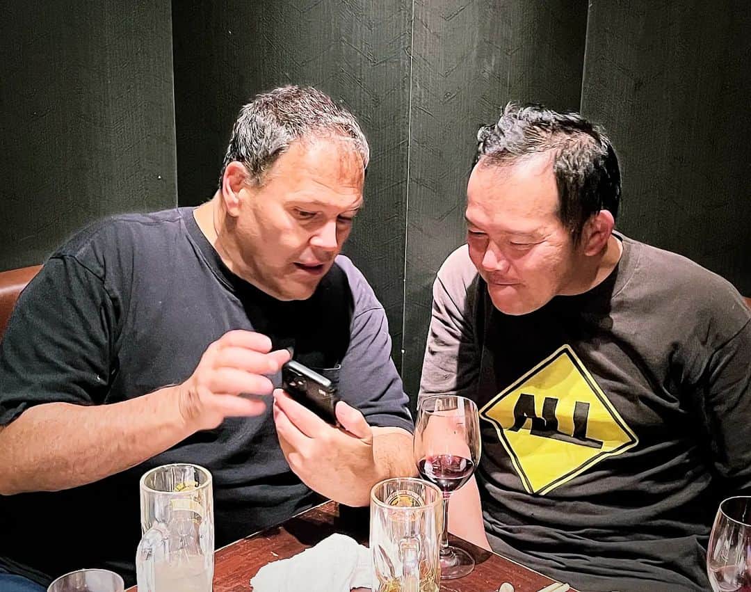 磯部正文さんのインスタグラム写真 - (磯部正文Instagram)「⁡ ⁡"Milo Goes To Japan 2023" 10/3 広島CLUB QUATTRO  DESCENDENTSと広島で共演出来たことに感謝 素晴らしいライブを観れて夢のようでした  楽屋でギター弾いてたらStephenが それ何年製の？ 1973年製と答えたら 1973年製の同じギターで"Everything Sucks"のレコーディングしたんだよって えーすごー！！ってことで僕のギターも弾いてもらいました 憧れのMiloに僕が広島生まれ育ちって伝えると 広島で食べた物(ラーメン、お寿司)と食べたい物(お好み焼き)を教えてくれて 場所を調べて原爆ドームにも行って来たんだとのこと  もうこれからもずっと好き  心臓のハプニングを乗り越えて 元気な姿を見れてほんとに嬉しかった  Karlの演奏は相変わらず秀逸だった Billの楽屋やリハや本番のプレイに終始見入った  皆様ありがとうございました⁡ ⁡引き続き良いJAPANツアーを⁡」10月5日 9時29分 - masafumiisobe