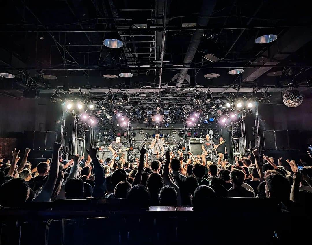 磯部正文さんのインスタグラム写真 - (磯部正文Instagram)「⁡ ⁡"Milo Goes To Japan 2023" 10/3 広島CLUB QUATTRO  DESCENDENTSと広島で共演出来たことに感謝 素晴らしいライブを観れて夢のようでした  楽屋でギター弾いてたらStephenが それ何年製の？ 1973年製と答えたら 1973年製の同じギターで"Everything Sucks"のレコーディングしたんだよって えーすごー！！ってことで僕のギターも弾いてもらいました 憧れのMiloに僕が広島生まれ育ちって伝えると 広島で食べた物(ラーメン、お寿司)と食べたい物(お好み焼き)を教えてくれて 場所を調べて原爆ドームにも行って来たんだとのこと  もうこれからもずっと好き  心臓のハプニングを乗り越えて 元気な姿を見れてほんとに嬉しかった  Karlの演奏は相変わらず秀逸だった Billの楽屋やリハや本番のプレイに終始見入った  皆様ありがとうございました⁡ ⁡引き続き良いJAPANツアーを⁡」10月5日 9時29分 - masafumiisobe