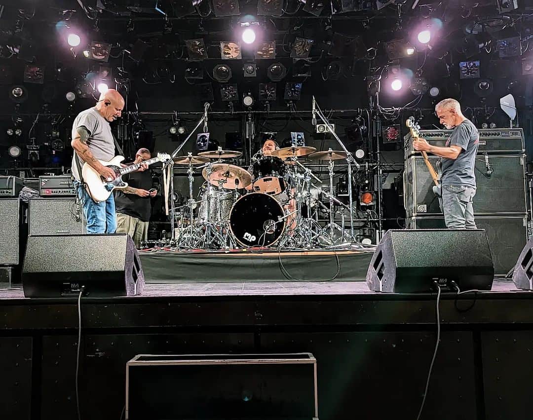 磯部正文さんのインスタグラム写真 - (磯部正文Instagram)「⁡ ⁡"Milo Goes To Japan 2023" 10/3 広島CLUB QUATTRO  DESCENDENTSと広島で共演出来たことに感謝 素晴らしいライブを観れて夢のようでした  楽屋でギター弾いてたらStephenが それ何年製の？ 1973年製と答えたら 1973年製の同じギターで"Everything Sucks"のレコーディングしたんだよって えーすごー！！ってことで僕のギターも弾いてもらいました 憧れのMiloに僕が広島生まれ育ちって伝えると 広島で食べた物(ラーメン、お寿司)と食べたい物(お好み焼き)を教えてくれて 場所を調べて原爆ドームにも行って来たんだとのこと  もうこれからもずっと好き  心臓のハプニングを乗り越えて 元気な姿を見れてほんとに嬉しかった  Karlの演奏は相変わらず秀逸だった Billの楽屋やリハや本番のプレイに終始見入った  皆様ありがとうございました⁡ ⁡引き続き良いJAPANツアーを⁡」10月5日 9時29分 - masafumiisobe