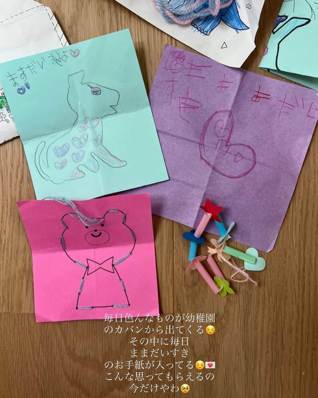 ayu kagawaさんのインスタグラム写真 - (ayu kagawaInstagram)「昨日の幼稚園の保護者会😌✍️ こちらにも残しておこう。  ほんと可愛くて愛おしいかけがえのない時期だなー🐣 園に行くと、先生もそういう風に思ってこの年代の子供達と接して下さっていることにいつも感動する🥹🙇‍♀️  毎日のようにかばんに入ってるお手紙も宝物やわ💌  幼稚園で @bow.a_official のお洋服を着て下さっている方を数人お見かけしてすごく嬉しかった🥹🫶  靴下はいつもアローズでまとめて買っています🧦 これはPantherellaのもの🧦♡ つま先とかかとがパープルで可愛い🩶💜 見えないけどね😉  #保護者会 #4歳」10月5日 9時22分 - ayuyunyun