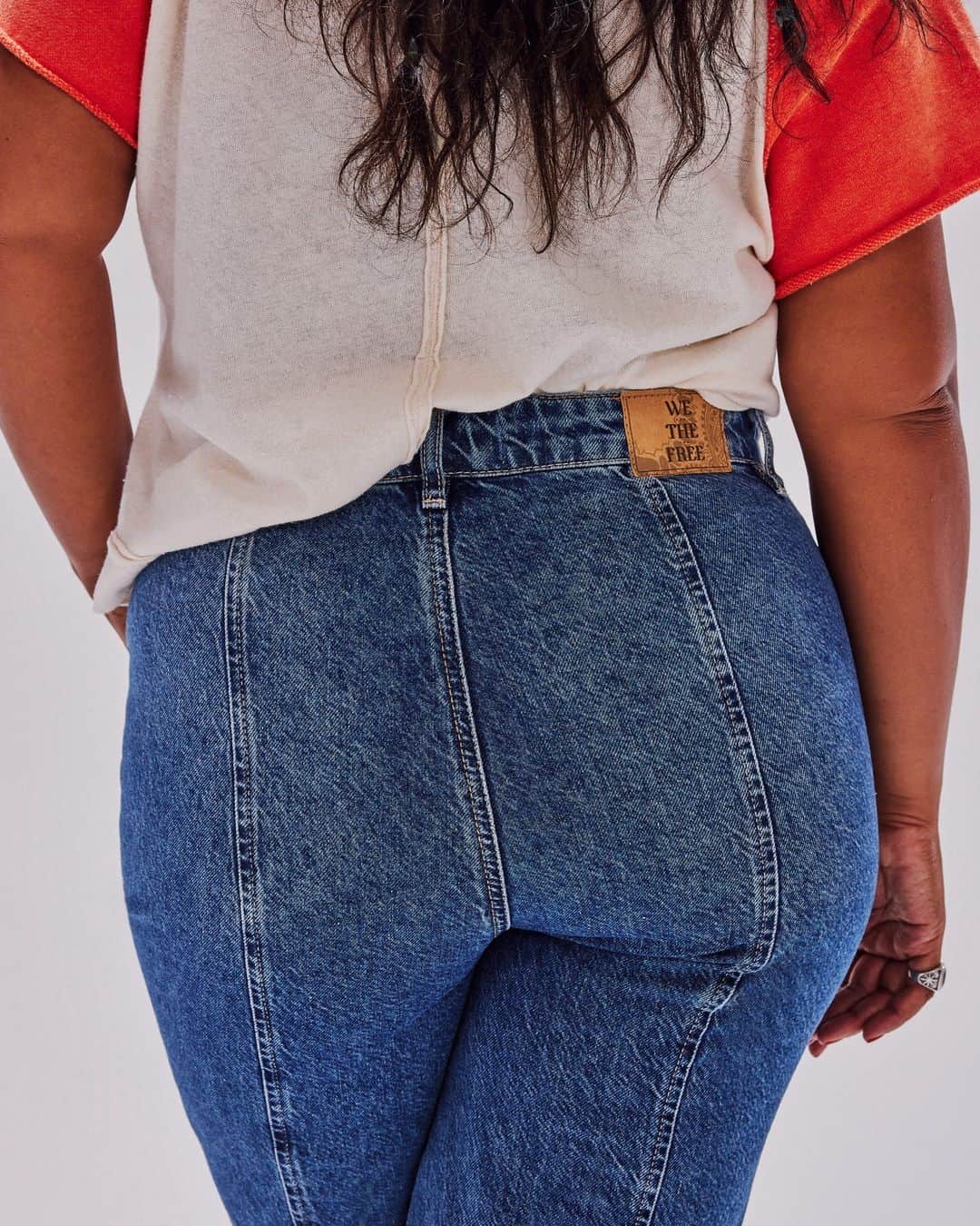 freepeopleさんのインスタグラム写真 - (freepeopleInstagram)「3 ways to wear the We The Free Wallflower Flare Jeans. Link in bio to explore the entire FP Denim Style Guide.」9月21日 1時00分 - freepeople