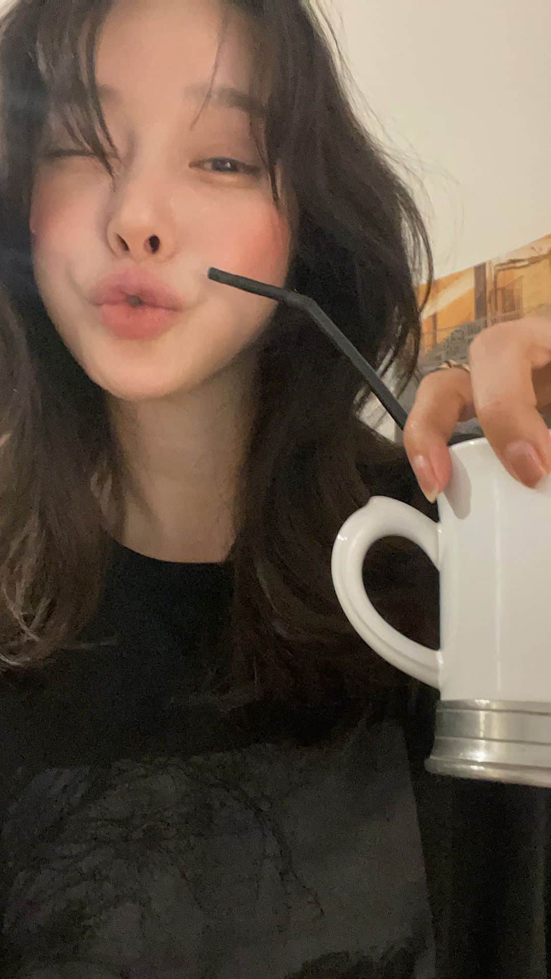 nanaのインスタグラム：「오늘 늦은밤 입어보기 도와주셔서 감사합니다 헬퍼님들 없었으면  또 안드로메다 행🤖 굿밤되세요!!! 볼터치는 나스 오르가슴(크림타입)」