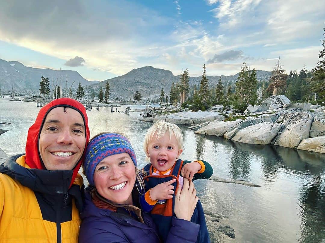 アレックス・オノルドのインスタグラム：「A highlight of being home has been a quick backpacking trip into Desolation with @sannimccandless and baby June. Short hike in to a beautiful alpine lake, then a short hike out the next day in a storm. June slept like a champ and I suspect it’s the first of many overnight trips into the wilderness. So nice to be home!」
