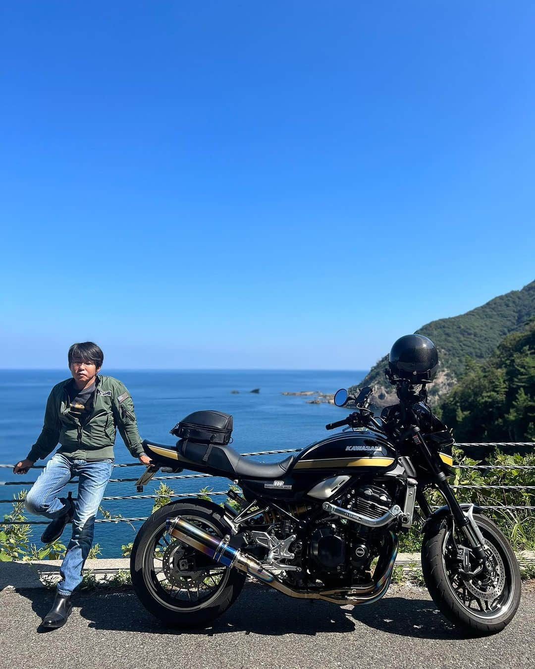 中野猛のインスタグラム：「夏のバイク乗りの天敵は気温だ。 ガチで暑い🥵 しかし、昭和のオヤジは「根性」の二文字で城崎まで走ってします。 そう..無理をして。 夜になると「痛っ😓」何が痛いか？　 そりゃ腰痛ですよ🥲 外見は若く見てえも中身は1962年式の今をときめく旧車ですよ(笑) さて旅の疲れをメンテナンスしておくか..(笑)  #旅　#Kawasaki #900rs #バイクライフ　#アラ還ライダー　#ジェムケリー」