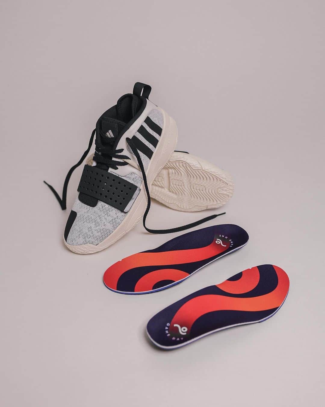 デイミアン・リラードのインスタグラム：「My go to on court combo right now: my #DAME8EXTPLY signature shoes + @moveinsoles Game Day insoles. 🏀  The secret in pro and college hoops is that most players pull out the stock insoles and upgrade them to performance insoles and custom orthotics. Your shoes are for performance, your insoles are about helping keep your feet and body healthy. I didn’t learn about taking care of my feet until I broke my foot in college. I co-founded #MoveInsoles to help the next generation of athletes take care of their feet while they put in thousands of hours playing the sports they love.  #YKWTII ⌚️  📸 @stankcks1.0」