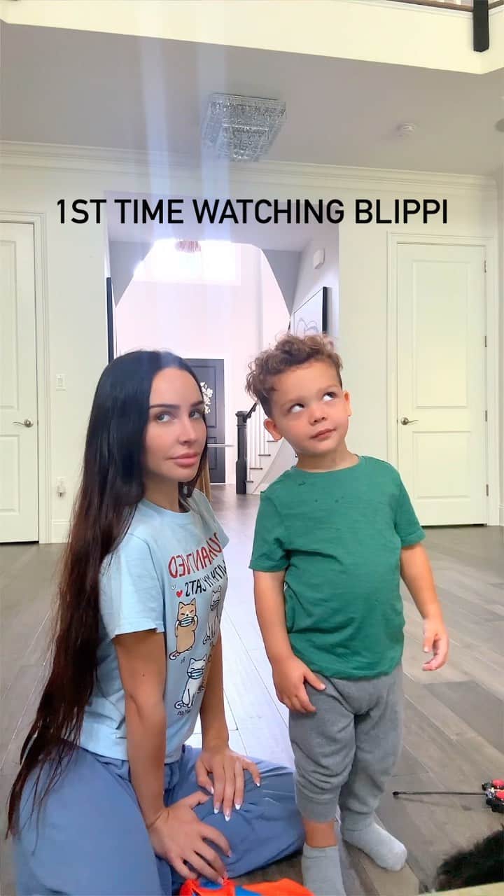 Carli Bybelのインスタグラム：「Anyone else?!🤪 @blippi we 💙🧡 you! #momsofinstagram #blippi」