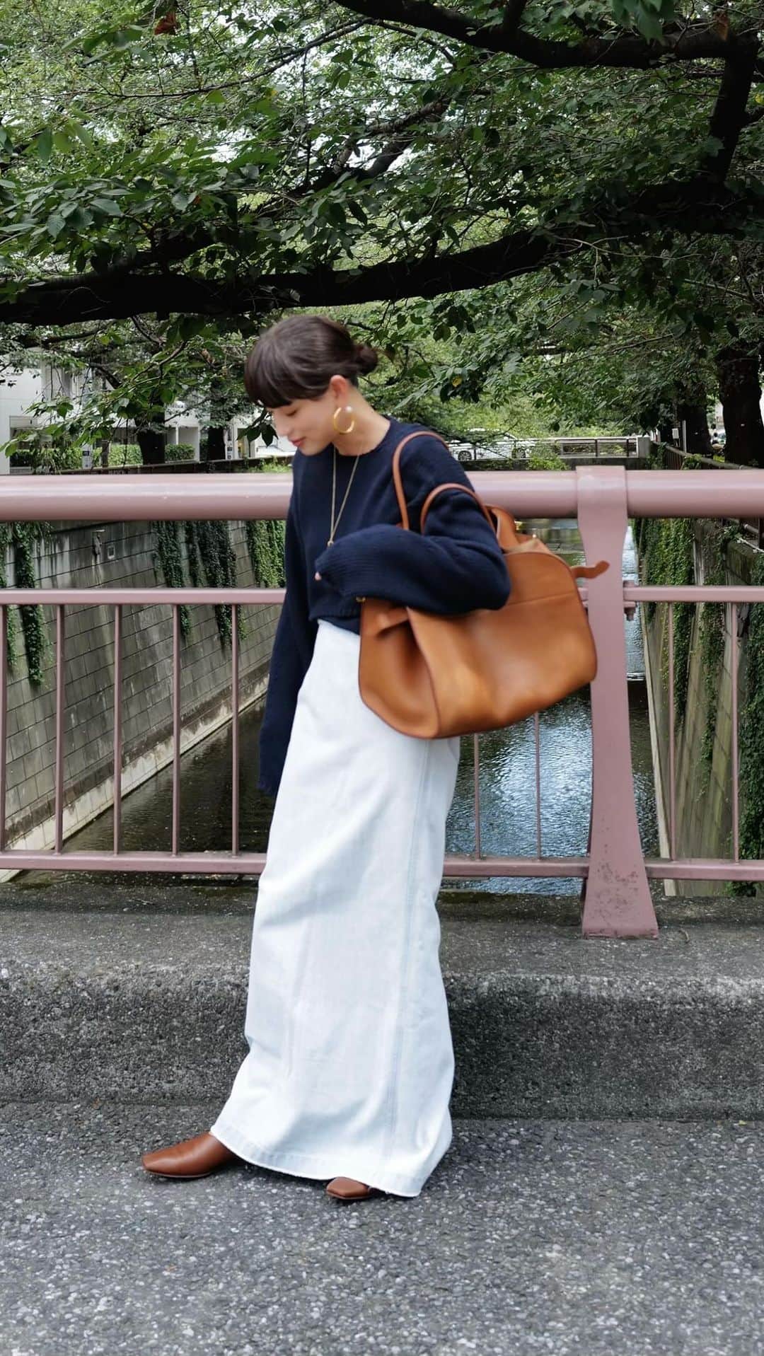 JUNNAのインスタグラム：「リベンジ🐟と23年秋コレクションで 1番気に入っている私のお気に入りニット！  #ETREツーピースクロップドニット  ローゲージに編み立てたボレロとVネックベストがセットになった２ピーストップス  暑い日がら続いているのでこの日は長袖をストール使い🧣  私は2色買いしちゃったお気に入りのニットです🧶  tops/ #ETREツーピースクロップドニット skirt/ #ETREカットオフデニムIラインスカート bag/ @maisontherow  shoes/ #therow  #中目黒#散歩#156cm」