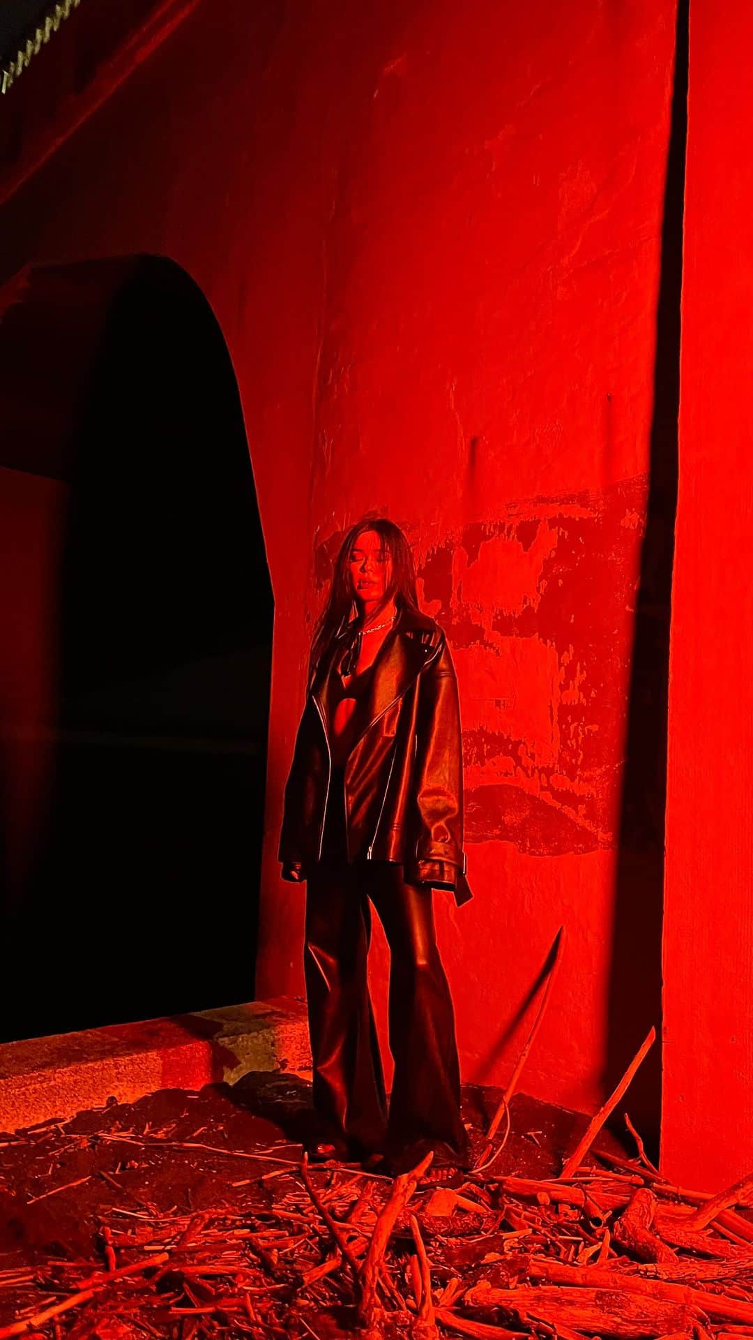 藤川ありすのインスタグラム：「明日はいよいよBLITT POPUP!! @blitt_official  初めて一から作った動画で着用しているライダースとパンツも 当日受注オーダーできます! この動画もサクッと作ってもらったんだけど 編集から撮影からライティングからカッコ良すぎる🔥 皆様ぜひ明日から３日間お待ちしております♡  ［POPUP会場］ 〒153-0044  東京都目黒区大橋2丁目16-26  スタイリオ池尻大橋 3F "juemi"PRESS ROOM  Director : SHuN-BOX @shunbeatbox  Shooting : iDenTity Films @identity_films_official  #shooting #y2k #y2kfashion #動画編集 #動画撮影」