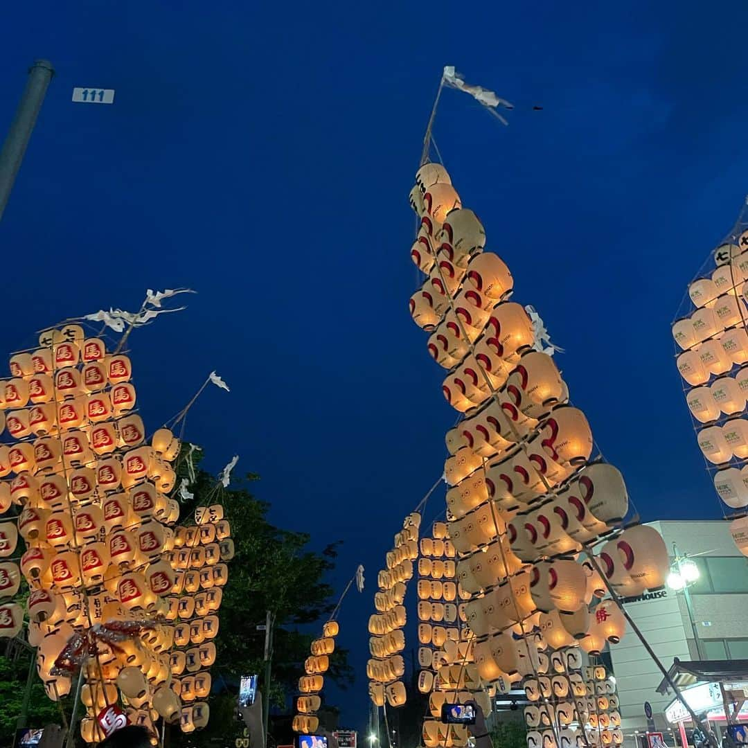 にわみきほのインスタグラム：「8月の振り返り  今年も東北旅🚗に行ってきました 初秋田県！ どこに行ってもみなさま優しくて穏やかで 時間がゆっくり流れました🌿 ご飯も美味しすぎて心もお腹もいっぱい 秋田大好きだっ  旅は子供の成長や反応も楽しみだけど、 それ以上に私も初めてがいっぱいで 素晴らしい体験をさせてもらえて 家族で一緒にいろんな景色を見られて嬉しいんだ〜 毎年さ、父ちゃんの行動力もすごいのよ。 尊敬🫡  まだまだ旅記録、続きます🌱  #竿燈まつり #どっこいしょーどっこいしょー  #念願の竿燈まつり #東北三大祭り制覇できた🔥 #田沢湖 #ババヘラアイス #たつこ像」