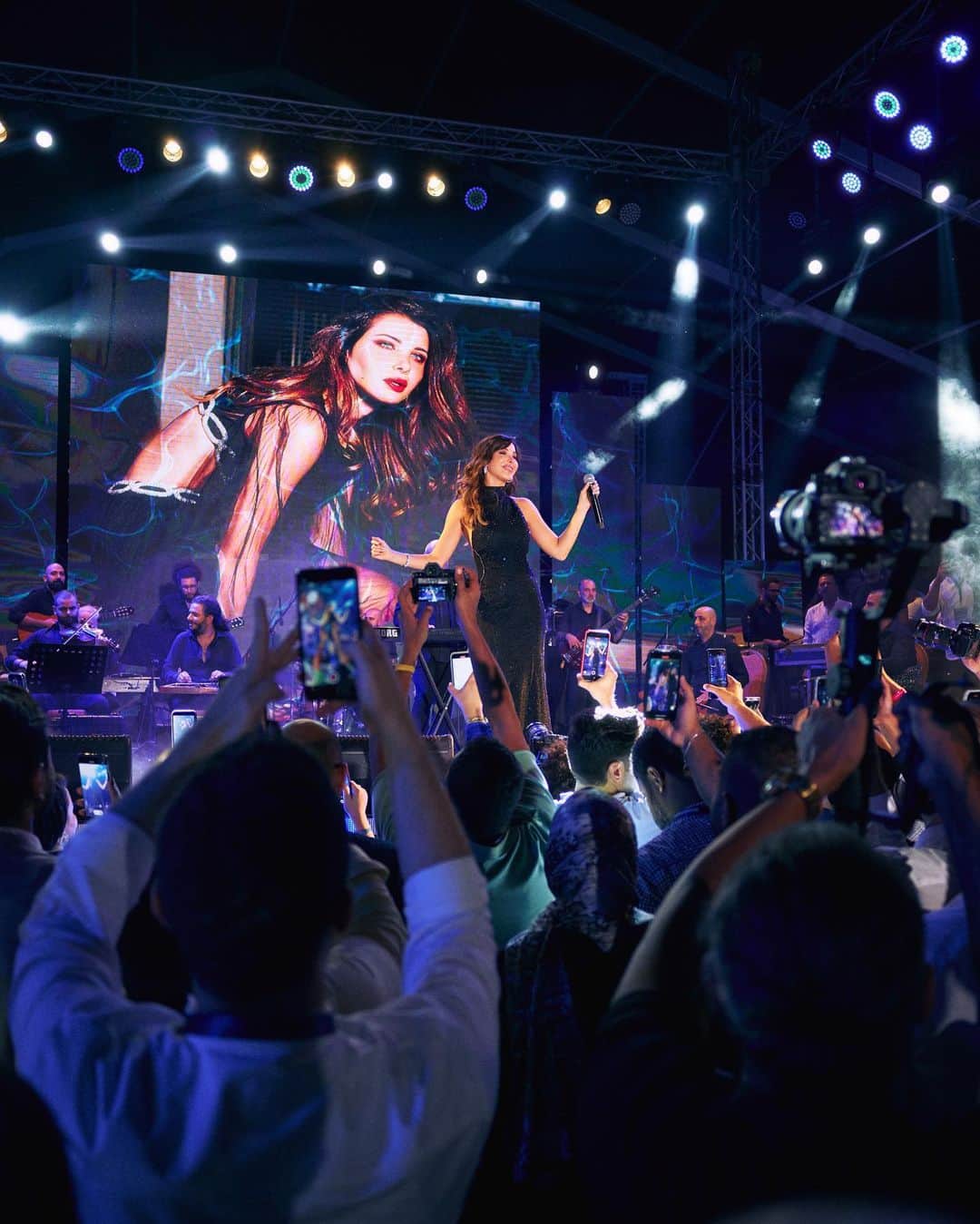 ナンシー・アジュラムさんのインスタグラム写真 - (ナンシー・アジュラムInstagram)「The stage, the sea, and the sound of #SharmElSheikh! 🌊🎵🇪🇬#ConcertBliss #LiveInSharm #NancyAjram」9月21日 0時52分 - nancyajram
