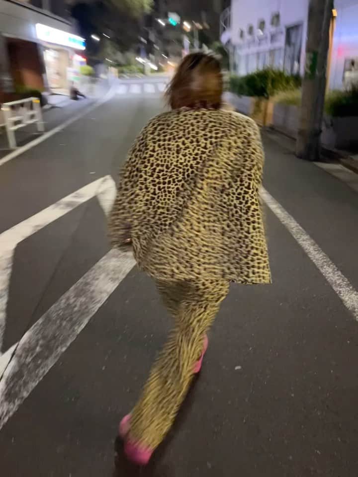 のインスタグラム：「. . It's me!!!!🐆🩷」