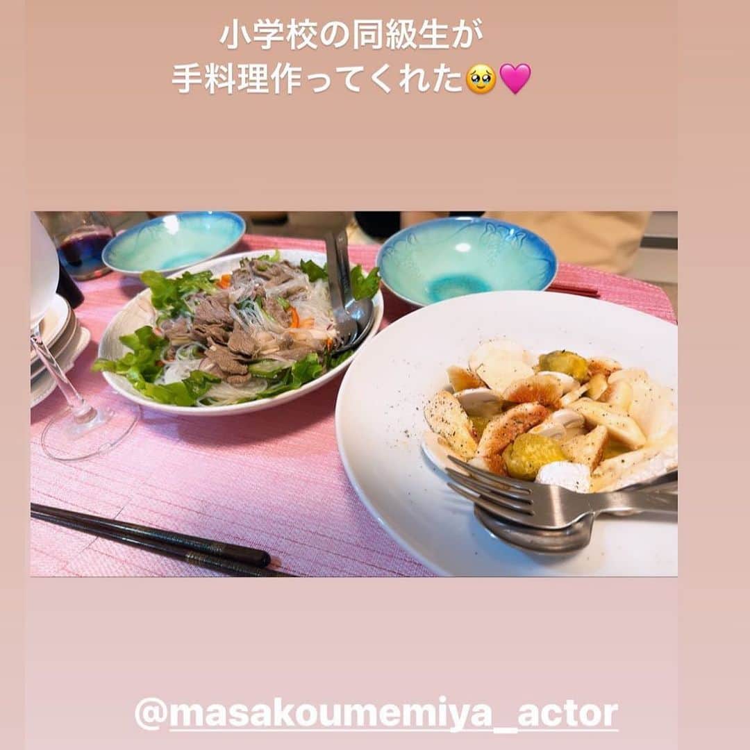 梅宮万紗子のインスタグラム：「最近、クッキングスクールに行っては先生方が分量も材料もきっちり計測し、レッスンのために用意してくださったものを、こちとら客とばかりに楽して和えたり刻んだり、混ぜたりと、ずいぶん手間を省かせていただいては、フルコース作った気になっておりました。  復習はしないと忘れてしまうので気のおけない友人を招いて食事をしてみる。  春雨サラダの牛肉の薄切りは、沸騰しすぎない熱湯で茹でる事や、あらかじめ味付けをされてる瓶詰めの生姜を使うなど、コツやポイントを早く知る事が出来る、習い事に行くとはなんて尊いのでしょう！ なんて大袈裟だけれど。  手前のサラダは他の方のインスタを見て、無花果が出回ったら作ってみたいと思っていたもの。  無花果にさつまいも、ゴルゴンゾーラ、の代わりにカマンベール、 筋トレ女子の友人のために蜂蜜の代わりに血糖値をあげにくい有機アガベシロップにマッシュルームも添えて。 あまり香らないトリュフ(あくまで塩)もぱらり。  彼女にも食べさせられるヘルシーご飯。どうだー！っと思っていたら、炊き込みご飯は食べずに持ち帰っていました。さすが、ミス筋肉🩷 私はしっかり平らげますけど、 いつだって食欲とスタイル維持の狭間で揺れるものですね。  ＃牛しゃぶヤムウンセン #ベトナム料理 #abcクッキング  #abcクッキングスタジオ  #おうちごはん  #おうちごはん  #ヘルシーレシピ  #ヘルシーごはん  #インスタごはんの真似 #ダイエットレシピ  #美容とダイエット」