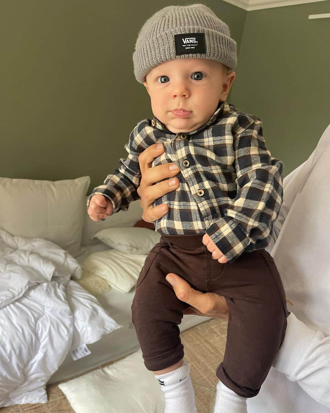 レイチェル・ブレイセンさんのインスタグラム写真 - (レイチェル・ブレイセンInstagram)「The cutest bear in the woods just turned 3 months! And daddy got him a cool guy flannel and a hipster dude hat just in time!  Finn is… A dream come true. The sweetest little guy. Very introspective. Quiet, unless he has something important to say. He’s sensitive. Full of big thoughts. Spends most of the day in deep contemplation. Notices everything. Thinks long and hard before he speaks but when he does, he is assertive and clear (I just wish I knew what he was saying!).  Gemini sun and moon. Leo rising. The gentlest leader (and lead us, he does).  Life with Bear!❤️ Best sweetest hardest most magical three months ever. #3monthsold」9月21日 0時59分 - yoga_girl