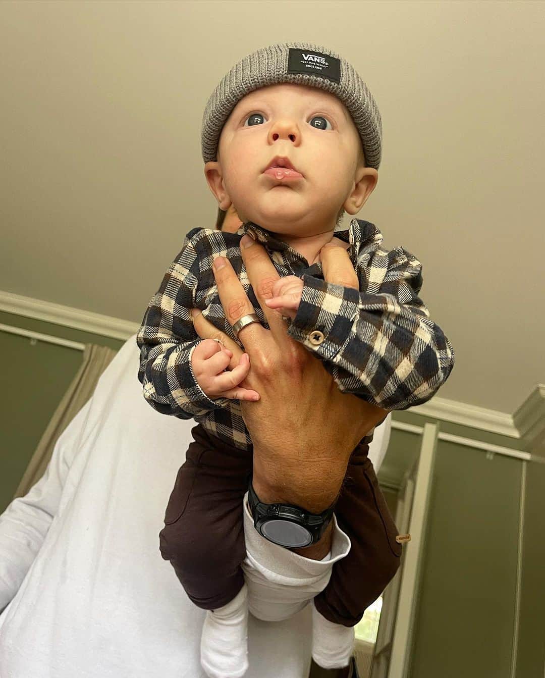 レイチェル・ブレイセンのインスタグラム：「The cutest bear in the woods just turned 3 months! And daddy got him a cool guy flannel and a hipster dude hat just in time!  Finn is… A dream come true. The sweetest little guy. Very introspective. Quiet, unless he has something important to say. He’s sensitive. Full of big thoughts. Spends most of the day in deep contemplation. Notices everything. Thinks long and hard before he speaks but when he does, he is assertive and clear (I just wish I knew what he was saying!).  Gemini sun and moon. Leo rising. The gentlest leader (and lead us, he does).  Life with Bear!❤️ Best sweetest hardest most magical three months ever. #3monthsold」