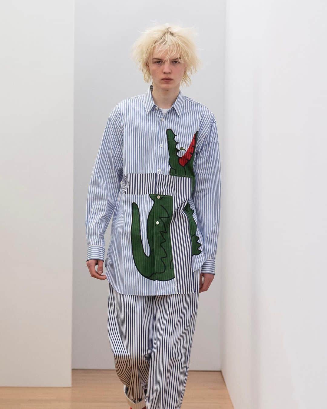 のインスタグラム：「Teaming up with @commedesgarcons to create a unique selection of garments. This collection showcases the emblematic crocodile of #Lacoste as a print or embroidered patch, in green or gold. 🤝   Available in store now at Lacoste flagships in Paris, London, Rome and Milan and on September 27th in New York City and Tokyo.  #LacostexCommeDesGarçons」